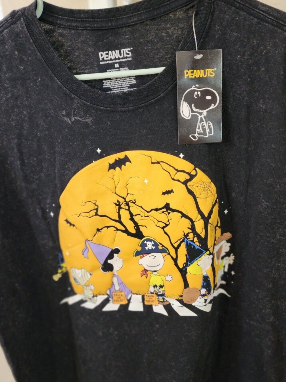 Peanuts Snoopy HALLOWEEN TRICK OR TREAT Men's Shirt Medium Brand NEW with Tags